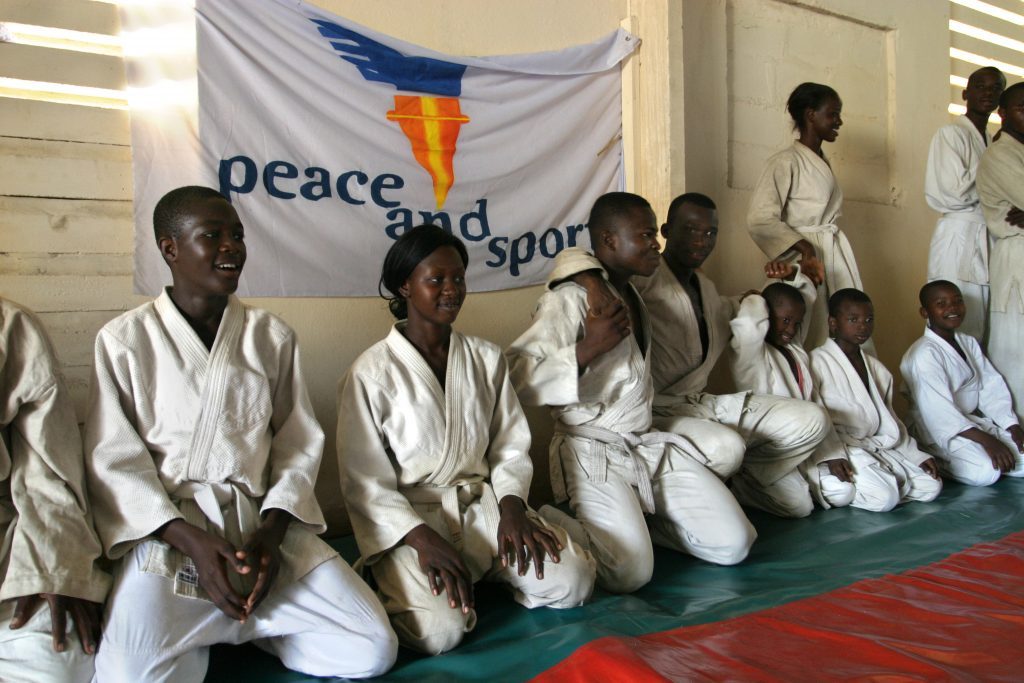 Côte d’Ivoire
2008 à 2015
Le gouvernement ivoirien, en partenariat avec Peace and Sport, a lancé un 