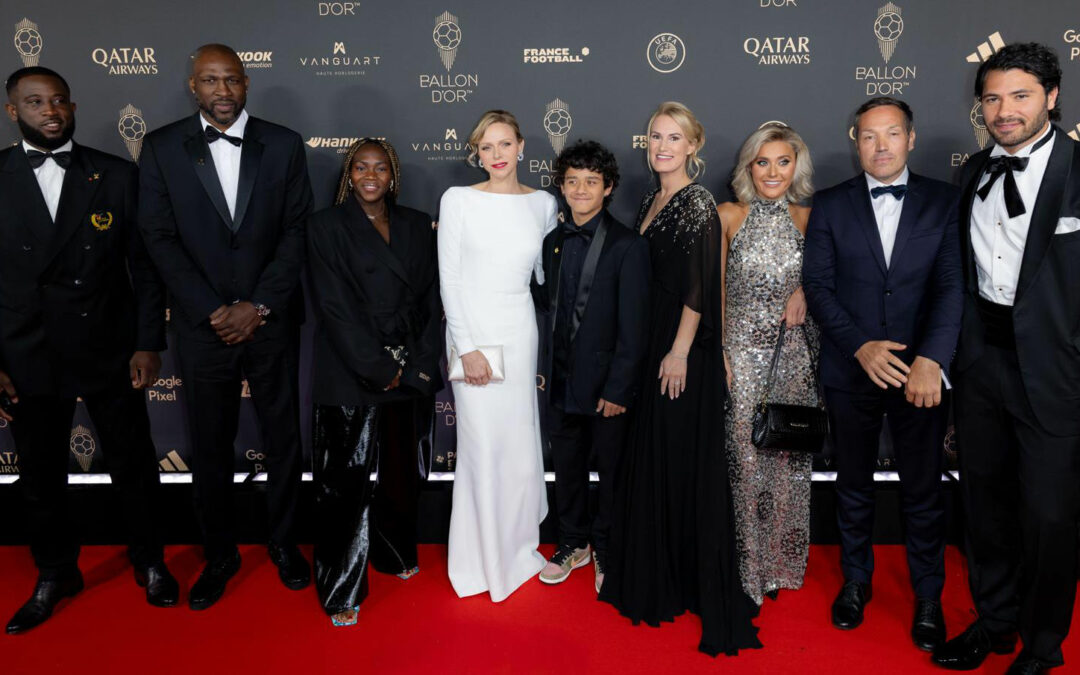 S.A.S. la Princesse Charlène de Monaco remet le Prix Sócrates à la Fondation Xana de Luis Enrique entourée des Champions de la Paix